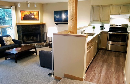 Blackcomb House | Private Hot Tub. Bring Your Dog! Spacious Ski-in Townhome close to Lost Lake.