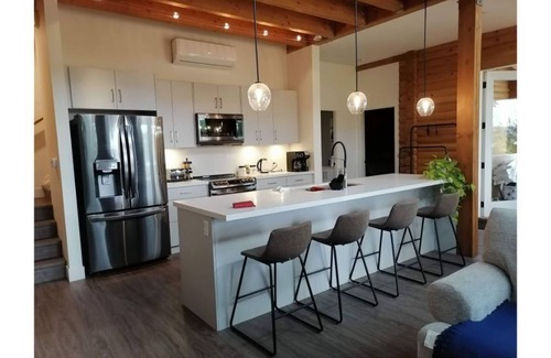 Central Okanagan Cabin | Private hot tub cabin near Big White sleeps 12