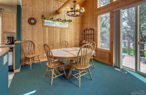 Redmond House | Private Hot Tub, Cute Cabin, Family Eagle Crest Sunny Getaway!