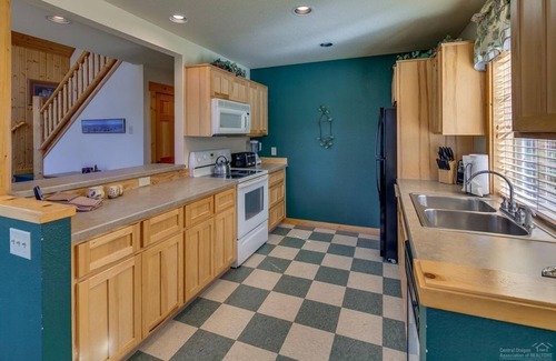 Redmond House | Private Hot Tub, Cute Cabin, Family Eagle Crest Sunny Getaway!
