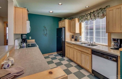 Redmond House | Private Hot Tub, Cute Cabin, Family Eagle Crest Sunny Getaway!