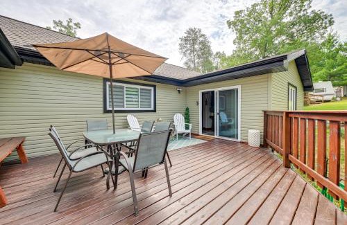 Friendship House | Private Hot Tub, Deck! Group Getaway in Friendship