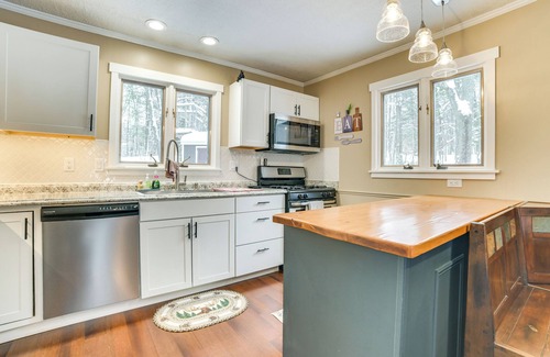 Michaywe House | Private Hot Tub & Deck: Gaylord Family Home!