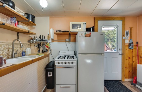 Drake Cabin | Private Hot Tub & Deck: Romantic Getaway in Drake