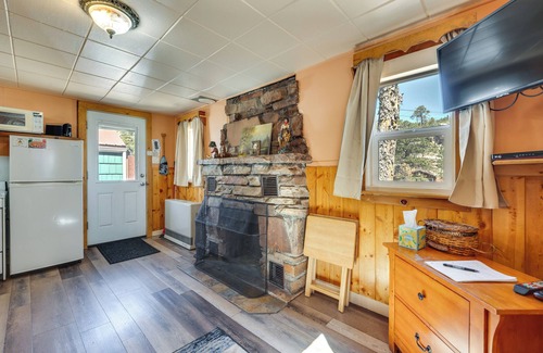 Drake Cabin | Private Hot Tub & Deck: Romantic Getaway in Drake