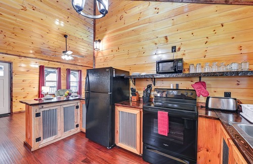 Campton Cabin | Private Hot Tub: Dog-Friendly Red River Gorge Home