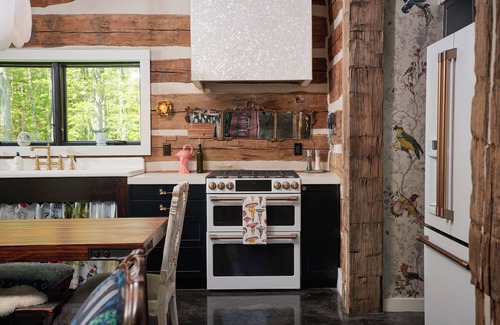 Pine Bush Cabin | Private Hot Tub: Eclectic Ulster County Cabin