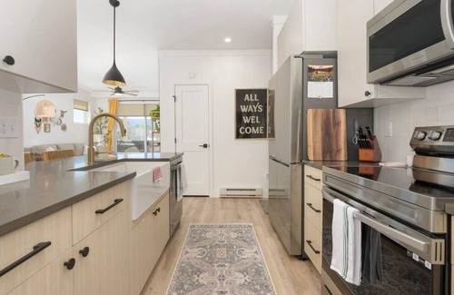 Fraser House | Private Hot Tub, Garage + EV Charger, On Bus Line!