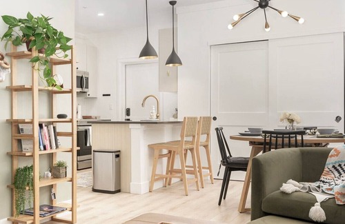 Fraser House | Private Hot Tub, Garage + EV Charger, On Bus Line!
