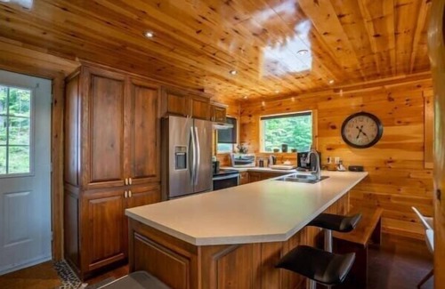 Val-des-Lacs Ski Chalet | Private Hot Tub | Hiking | Skiing | Carriole