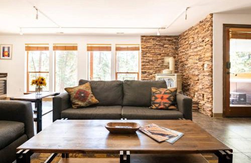 Woodland Park Apartment | Private Hot Tub Overlooking Pikes Peak