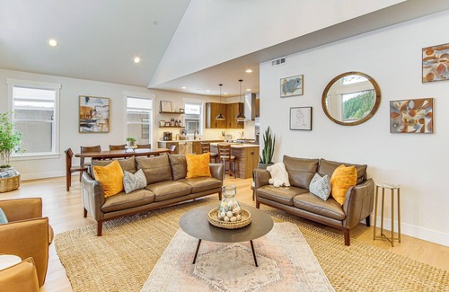 Ronald House | Private Hot Tub & Patio: Spacious Cle Elum Home