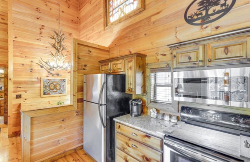 Murphy Cabin | Private Hot Tub: Riverfront Cabin in Murphy
