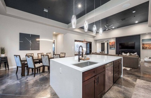 Hurricane House | Private Hot Tub & Rooftop Views at The Hideout