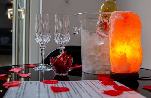 Havering Apartment | Private Hot Tub, Sauna, Ice Bath & Gym & Apartment