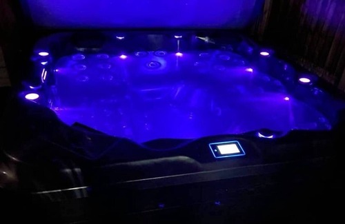 Havering Apartment | Private Hot Tub, Sauna, Ice Bath & Gym & Apartment
