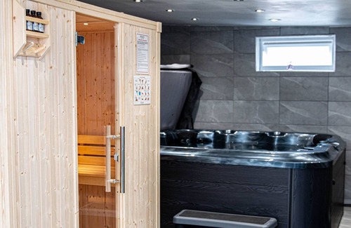 Havering Apartment | Private Hot Tub, Sauna, Ice Bath & Gym & Apartment