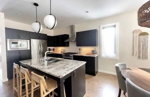 East Kootenay House | Private Hot tub/Spacious Retreat/Walk Downtown