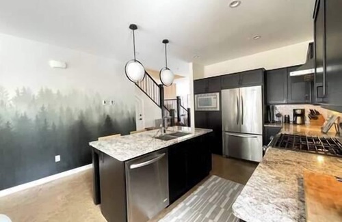 East Kootenay House | Private Hot tub/Spacious Retreat/Walk Downtown