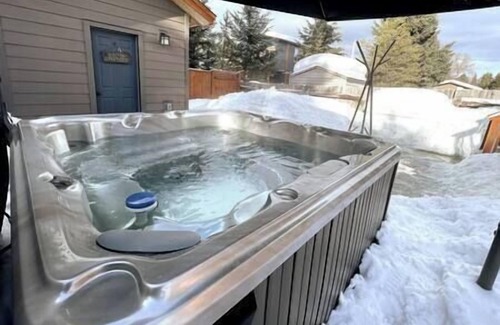 East Kootenay House | Private Hot tub/Spacious Retreat/Walk Downtown