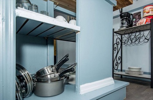 Needles House | Private Hot Tub! Welcome to Little Broadway on 66.