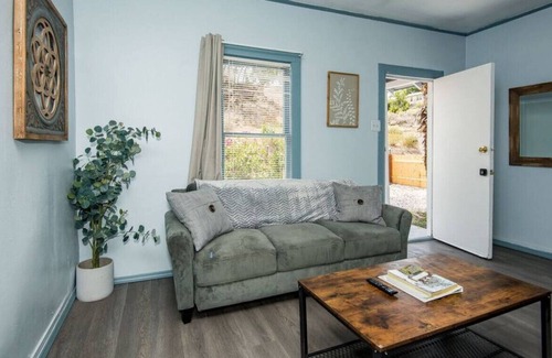 Needles House | Private Hot Tub! Welcome to Little Broadway on 66.