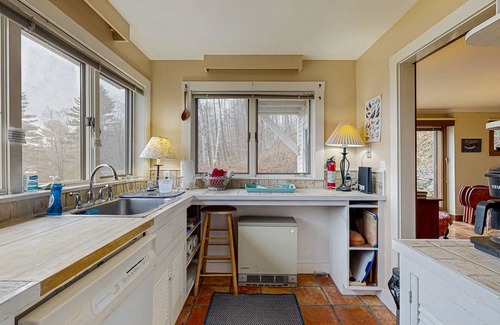 Reading House | Private house & cottage, pond, mountain view, balcony, outdoor dining, fireplace