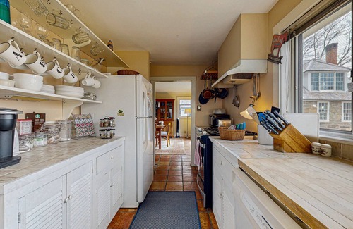 Reading House | Private house & cottage, pond, mountain view, balcony, outdoor dining, fireplace