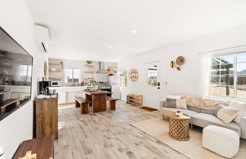 Yucca Valley Cabin | Private JT Cabin: EV Charger, Hammock, Fire pit, BBQ, Bocce Ball, Cornhole
