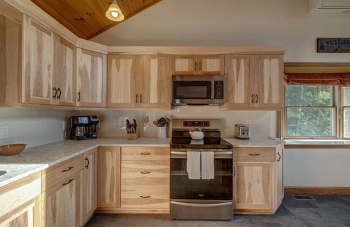Eidelweiss Village House | Private Lake access near Conway|Pet-Friendly