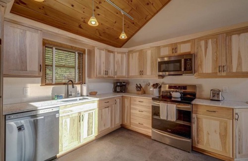 Eidelweiss Village House | Private Lake access near Conway|Pet-Friendly