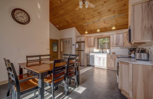Eidelweiss Village House | Private Lake access near Conway|Pet-Friendly