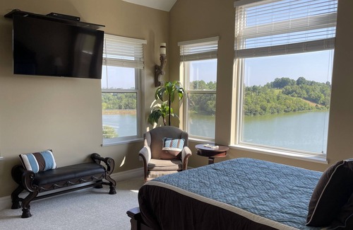 Dry Ridge House | Private Lake Front Getaway with Amazing views mins from ARK