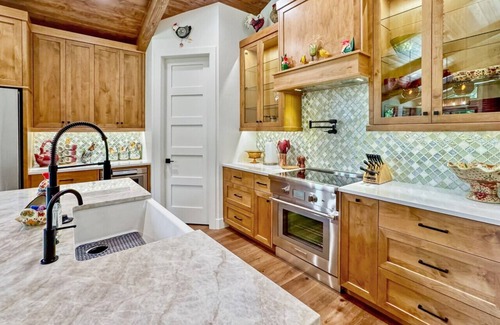 Donnelly House | Private Lakeside Lounge W/Hot Tub