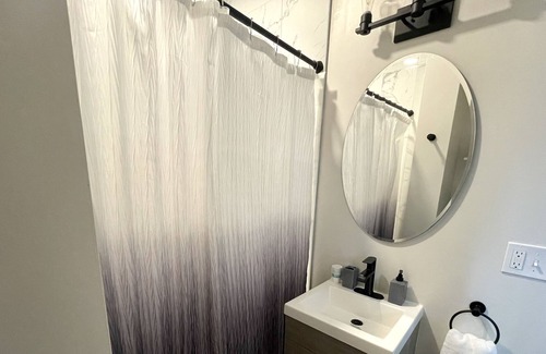 Little Italy House | Private Little Italy Room near University Hospital + CWRU