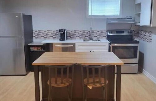 Fort Erie House | Private LL apart- own ent & park. Hosts on site