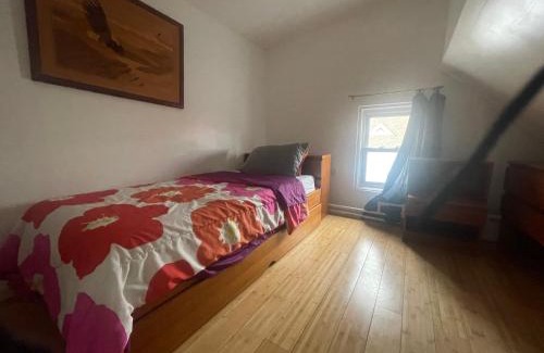 Queens Apartment | Private Loft 5 min away from LGA