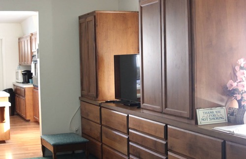 Kernville Cottage | Private Loft Cottage, w/bedroom, close to Kern River. Pet friendly. Sleeps 8