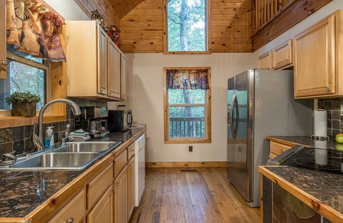Helen Cabin | Private Log Cabin | 4BR 3BA | Pet Friendly | Hot Tub | Fire Pit | Sauna