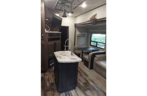 Zephyrhills House | Private Luxury 5th Wheel