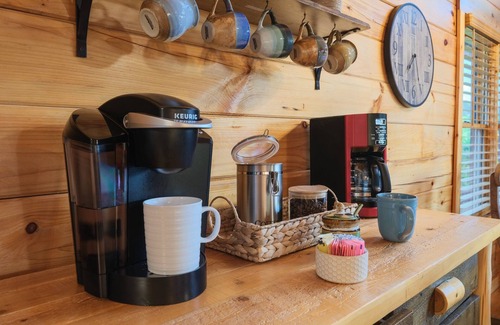 Black Bear Falls Cabin | ★Private luxury cabin, Winter Discounts, 3 King suites, STUNNING VIEWS★ Hot Tub★