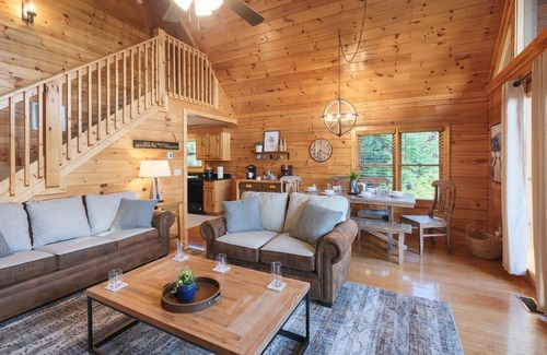 Black Bear Falls Cabin | ★Private luxury cabin, Winter Discounts, 3 King suites, STUNNING VIEWS★ Hot Tub★