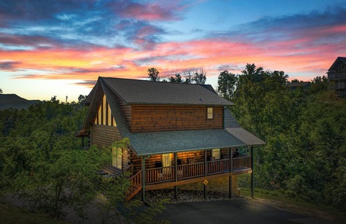 Gatlinburg - Pigeon Forge Cabin | 💕Private, Luxury Getaway! Amazing Mountain Views/Game Room/Theater Room/Hot Tub