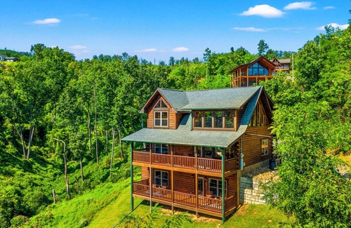 Gatlinburg - Pigeon Forge Cabin | 💕Private, Luxury Getaway! Amazing Mountain Views/Game Room/Theater Room/Hot Tub