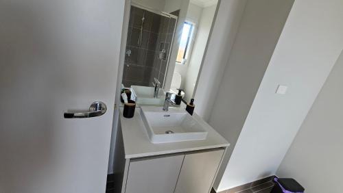 Officer House | Private Master Bedroom with Ensuite in Officer