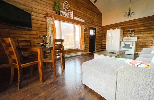 Colorado Springs House | Private Mountain Cottage! King Bed * 8 Acres