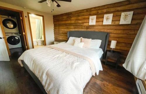 Colorado Springs Villa | Private Mountain Cottage! King Bed * 8 Acres
