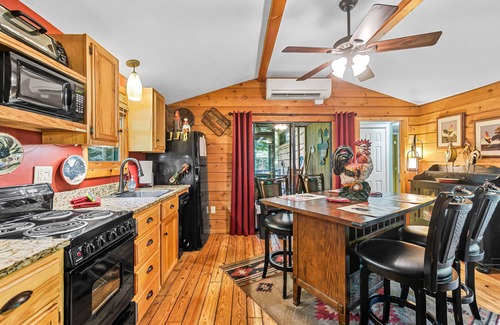 Candler Cabin | PRIVATE MOUNTAIN COUPLES GETAWAY. 16 MI TO ASHEVILLE. CREEK, HOT TUB, FIREPLACE