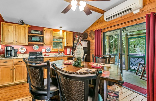 Candler Cabin | PRIVATE MOUNTAIN COUPLES GETAWAY. 16 MI TO ASHEVILLE. CREEK, HOT TUB, FIREPLACE