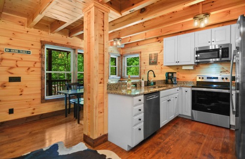Ellijay Cabin | Private Mountain Oasis! Hot tub, Fire Pit & Games in Blue Ridge Mountains! Dogs!